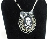Skull Medium Pendant 25x18mm, Plaid bow