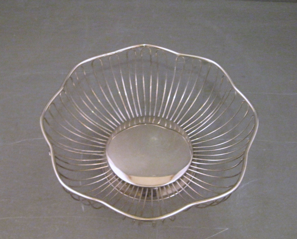 Scalloped Silver Wire Bread Basket by DJandPvintage on Etsy