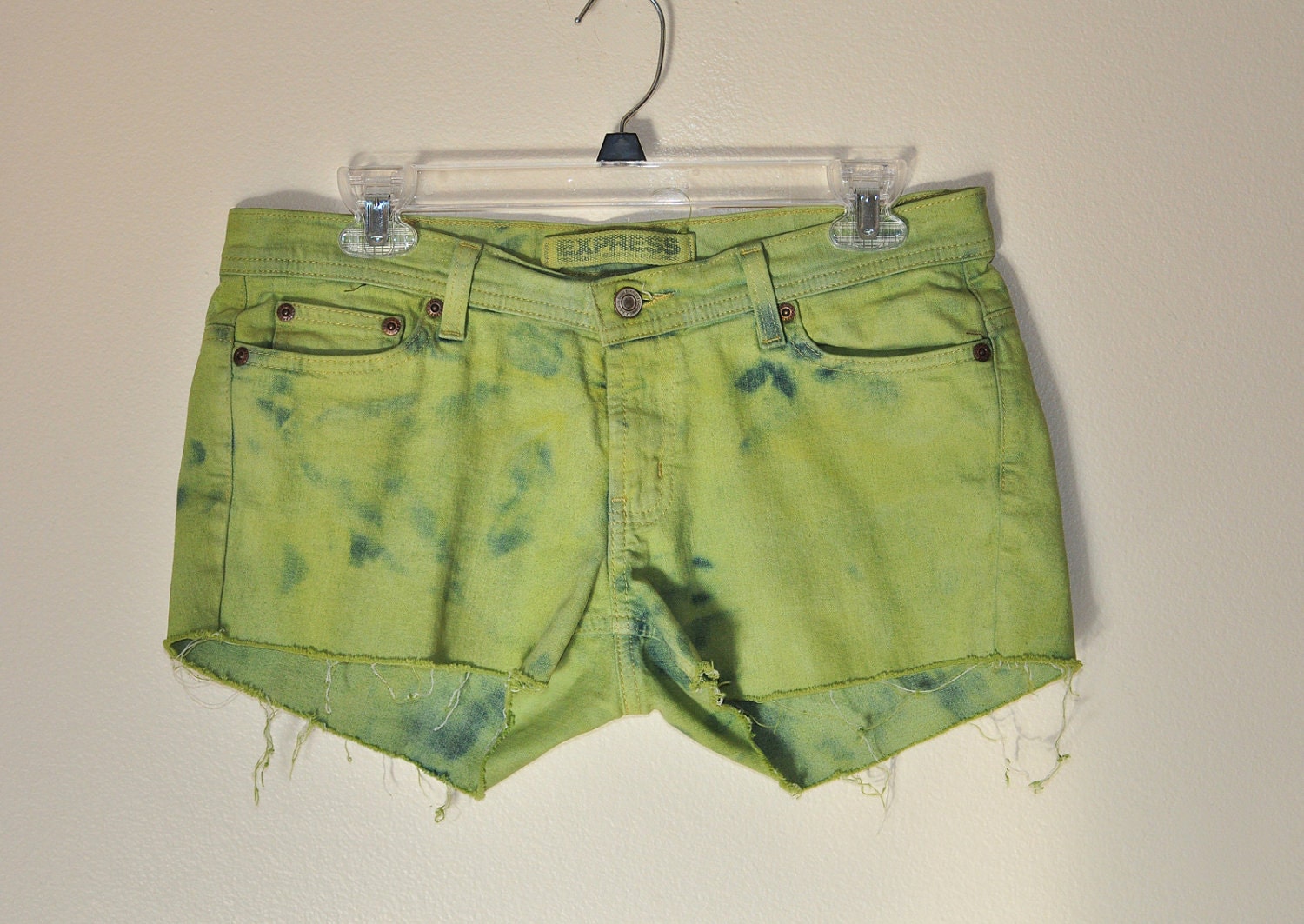 URBAN SHORTS - Hand Dyed Green Urban Style Denim Lo Rise Eyelet Studs Vintage Shorts - Misses Size 4 (29)