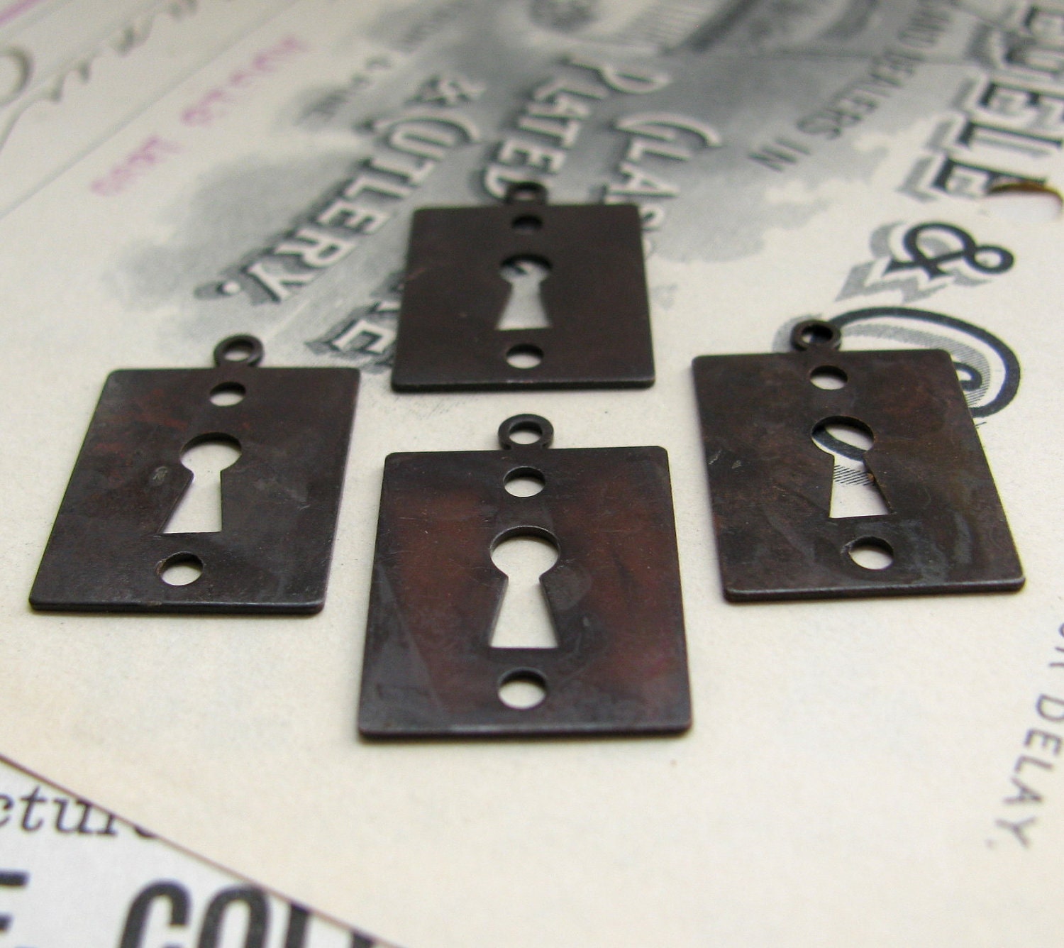 Key Hole charms - Escutcheon charms - 18mm x 14mm - dark antiqued brass (4 charms) keyhole link