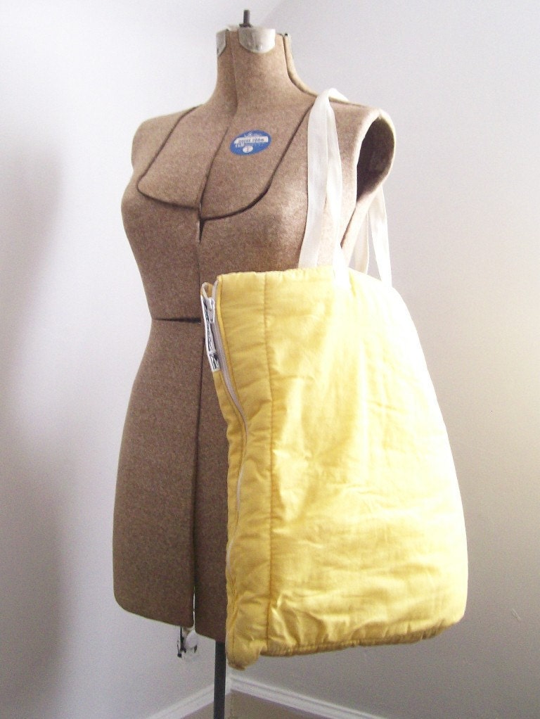 vintage coleman tote bag stadium seat yellow cushion bleacher pad outdoor events, concerts, activities, camping, summer fall retro fashion
