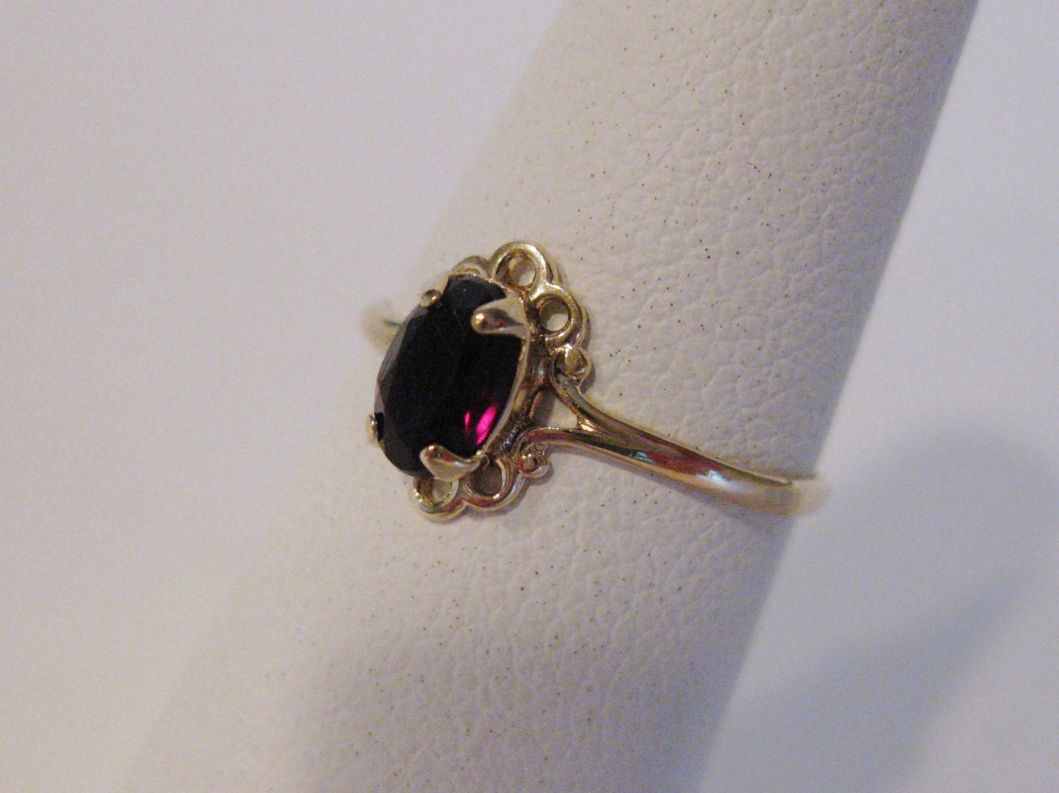 Pretty Vintage 10K Yellow Gold Garnet Ring