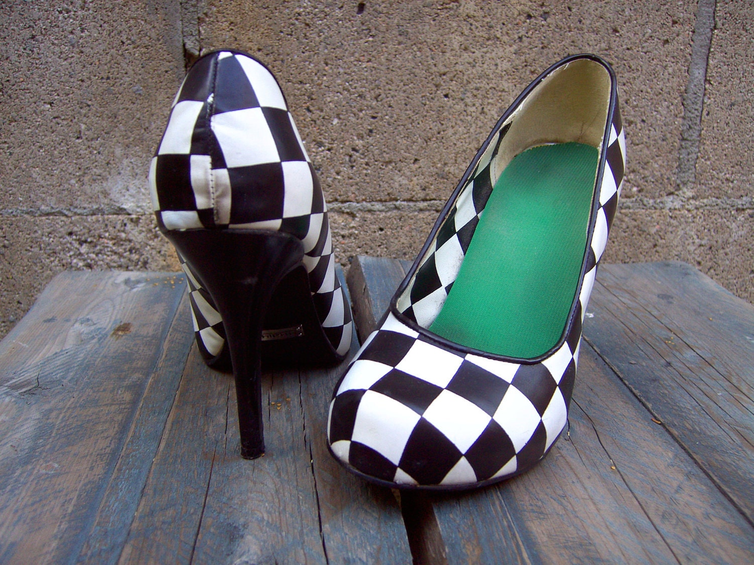 Killer black and white CHECKERBOARD pumps heels 8