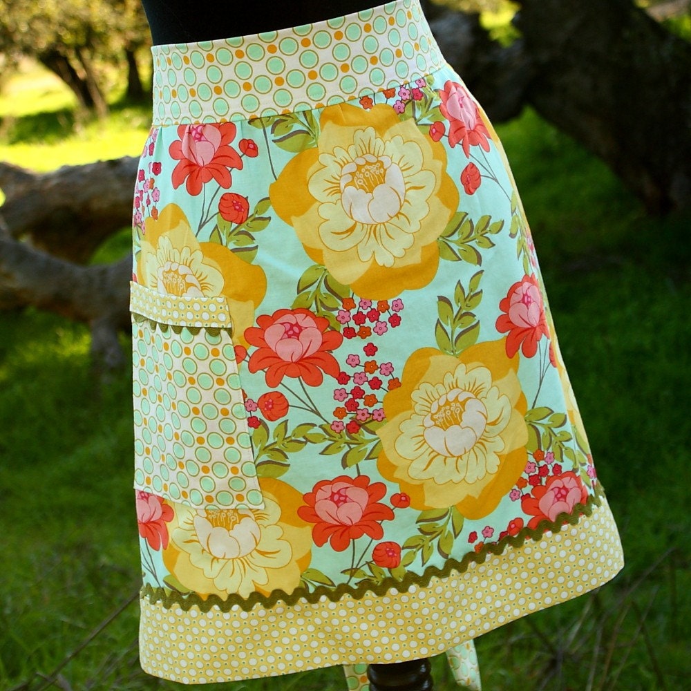 Retro Floral Half Apron Splashy Rose by Sandi Henderson Meadowsweet 2