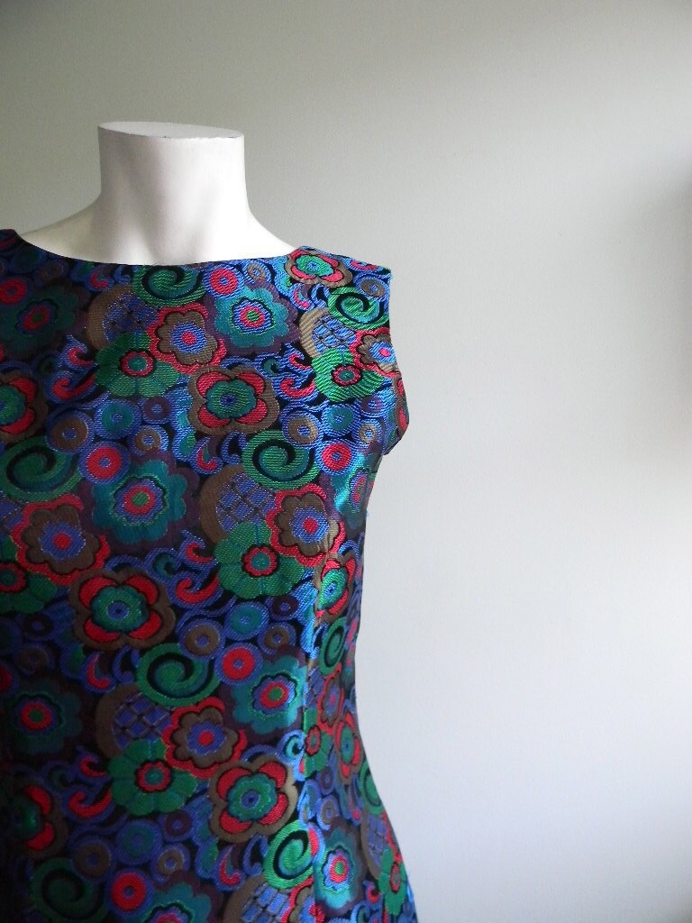 vintage. 60s MOD Mini Dress / Bold Floral Print Dress /