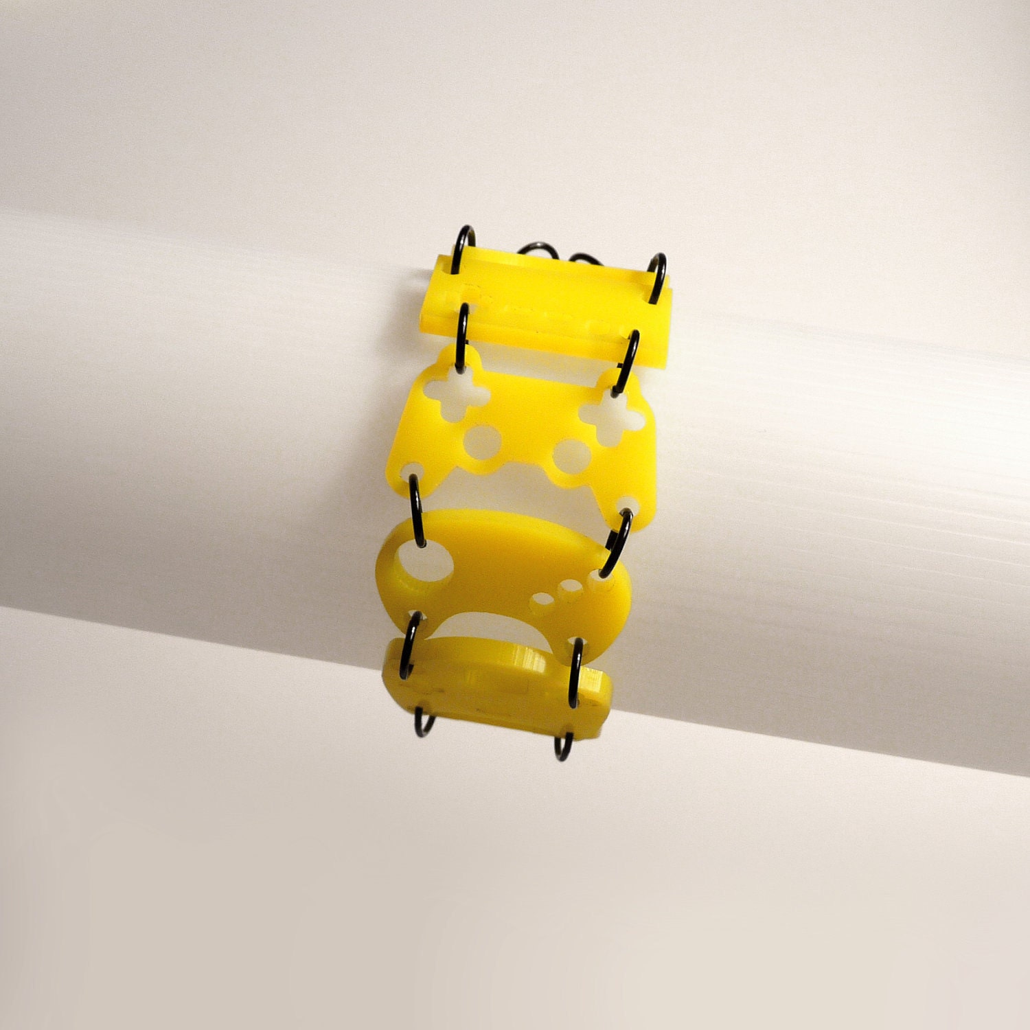Controller bracelet - Yellow acrylic with black rings