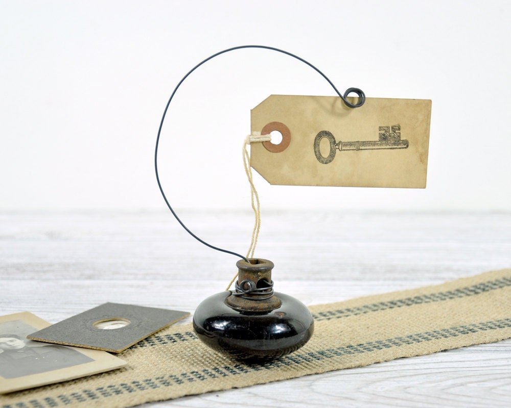 Vintage Door Knob Photo Holder / Wire Picture or Card Holder