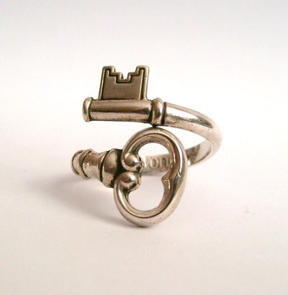 Vintage Sterling Silver Skeleton Key Ring Signed Avon by omnistar