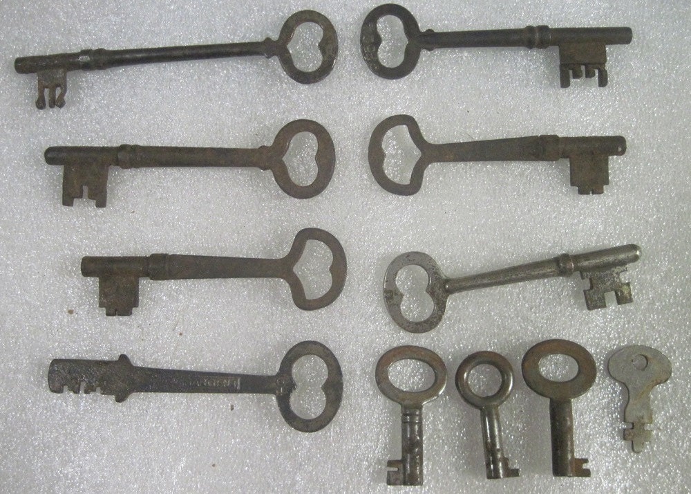 11 vintage skeleton, barrel keys, great for jewelry, steam punk, or decor Group B