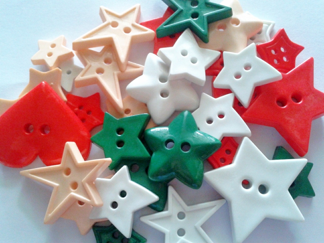 30 pcs Cute Star button 2 hole mix size Red Green White Cream