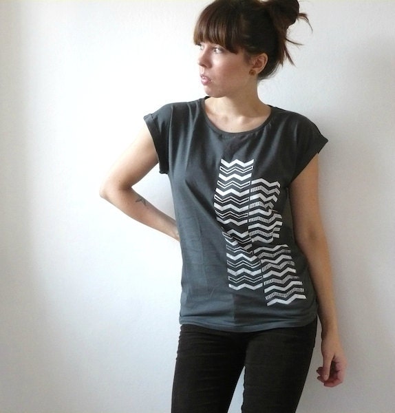 Screen Printed T-shirt /The Zig Zag Chevron / Woman Small / Asphalt Grey Rolled Up Retro Sleeve