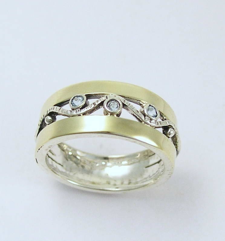 Sterling silver and yellow gold ring with clear quartz stones - Entertainment tonight .