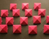 50 pcs. Shocking Pink Pyramid Stud Biker Spikes spots nailheads 13 mm.