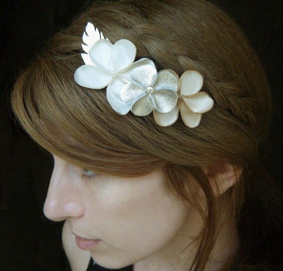 Bridal Hair Comb, Flowers Hair comb, wedding hair accessories - pearl gold, creme and ivory color flowers and pearl