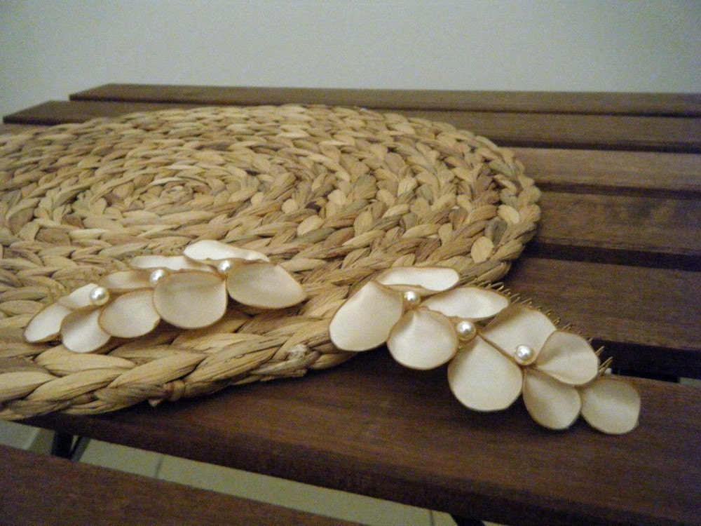 Grecian Hair Comb, leaves and pearl berries in ivory champagne colors.