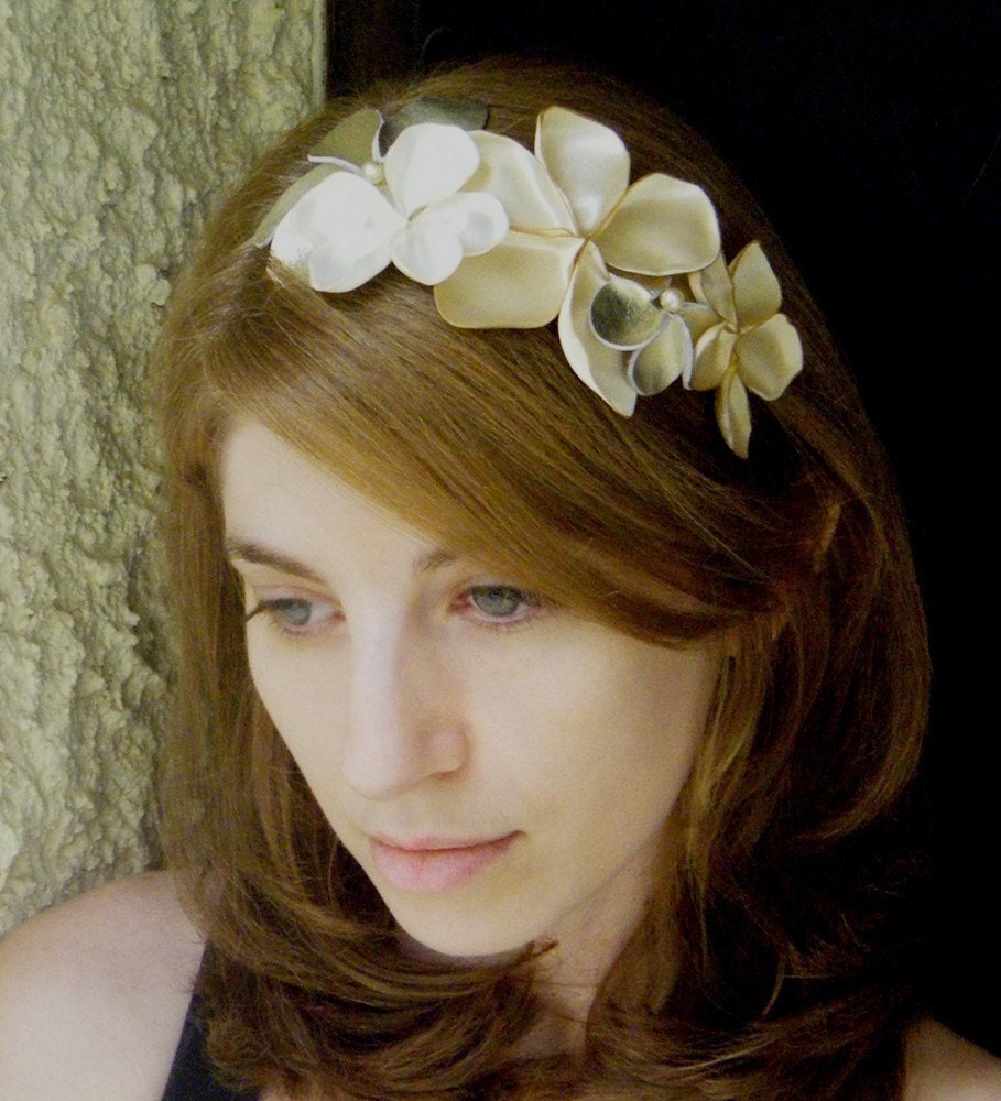 Bridal Hair Comb, Flowers Hair comb, wedding hair accessories - pearl gold, creme and ivory color flowers and pearl