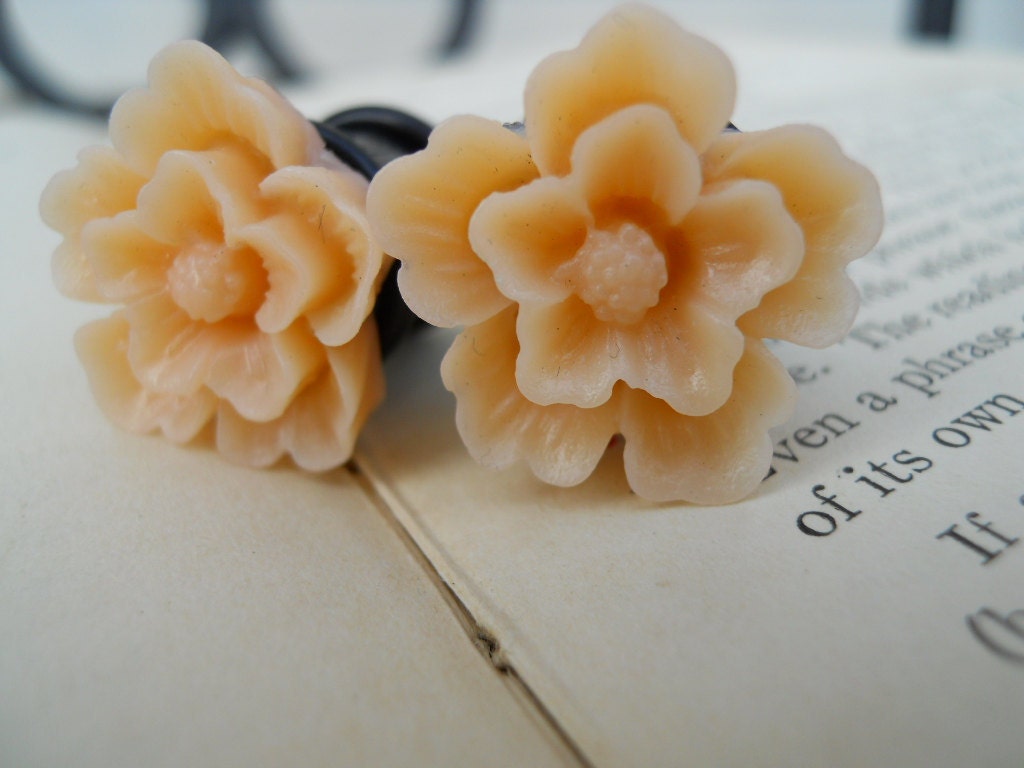 Flower Plugs-Gauges-Peach Lillies-These Are 1/2g Already Made - Ready To Ship