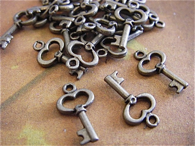 40 - Antique bronze heart - Key Charm (ABHKC)
