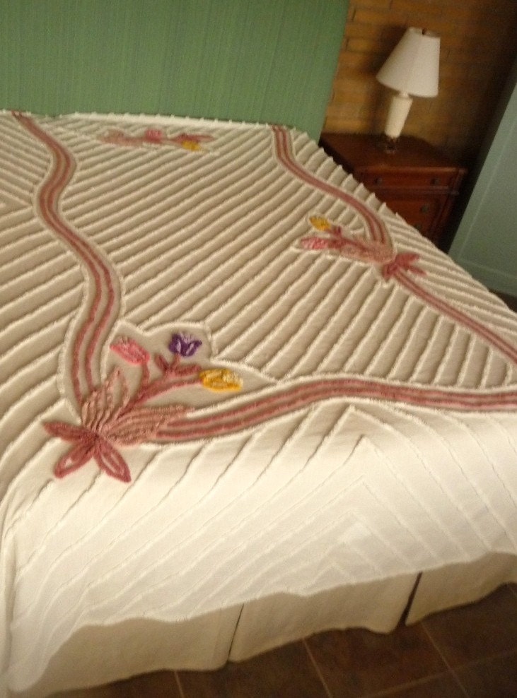 Vintage Chenille Tulip Bouquet Bedspread Floral