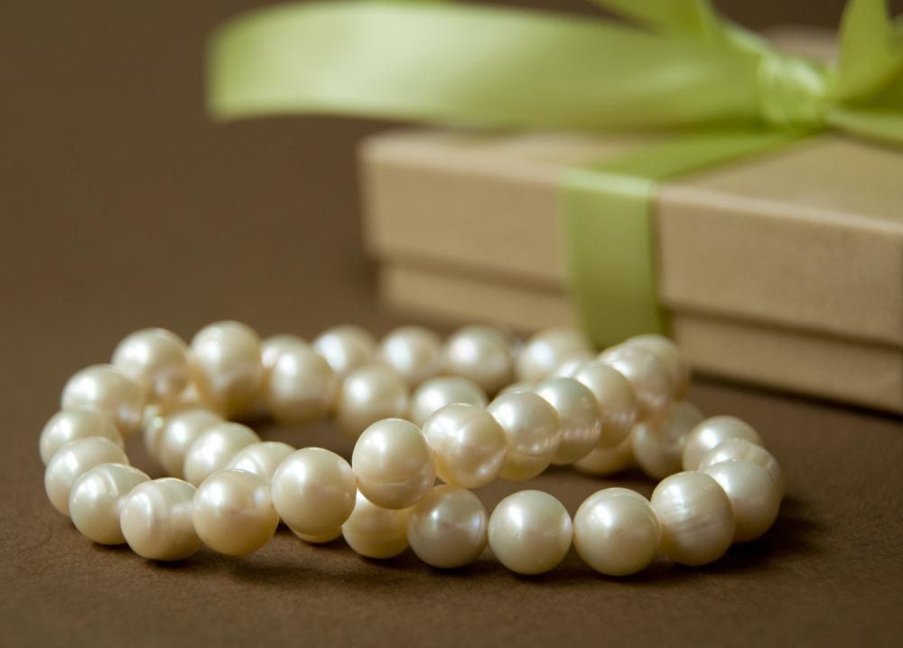 Handknotted genuine HUGE creamy pearls 9-9.5mm - real pearl necklace - ivory - off white - gift - recycled kraft giftbox with green satin ribbon - handmade wedding jewelry custom - grass - leaf - soft - pastel - forest - fall - spring - autumn - apple