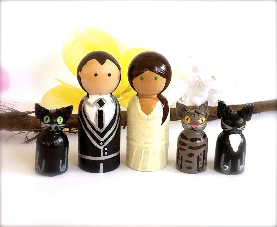 Custom Wedding Cake Toppers with 3 Pets Keepsake Ornament Wedding Day Decor Personalized Table Toppers Hand Painted Bride Groom Cupcakes