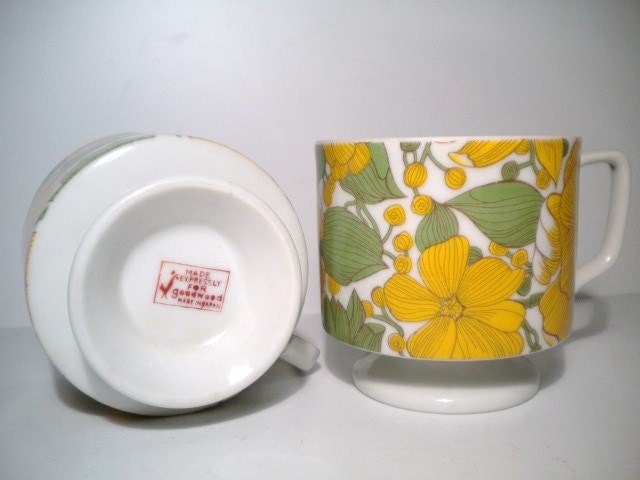 Vintage Retro Mugs Low Pedestal Retro Flowers Made in Japan for Goodwood Pair