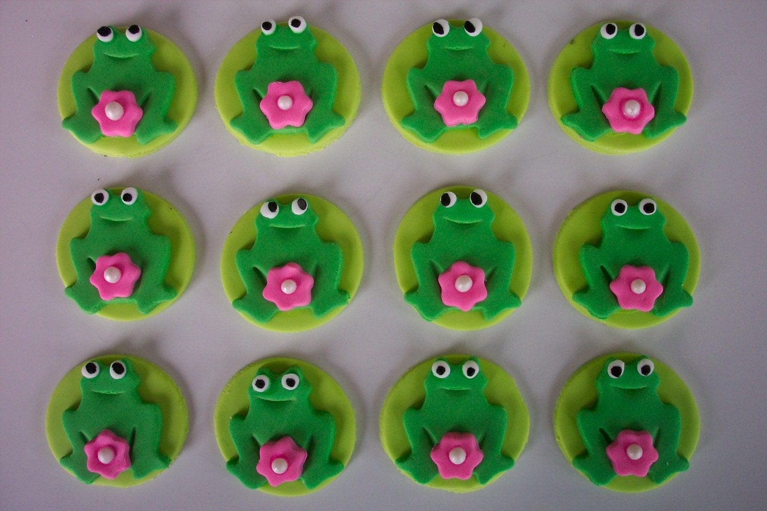 Foncant Cupcake and Cookie Toppers Edible Green Frogs