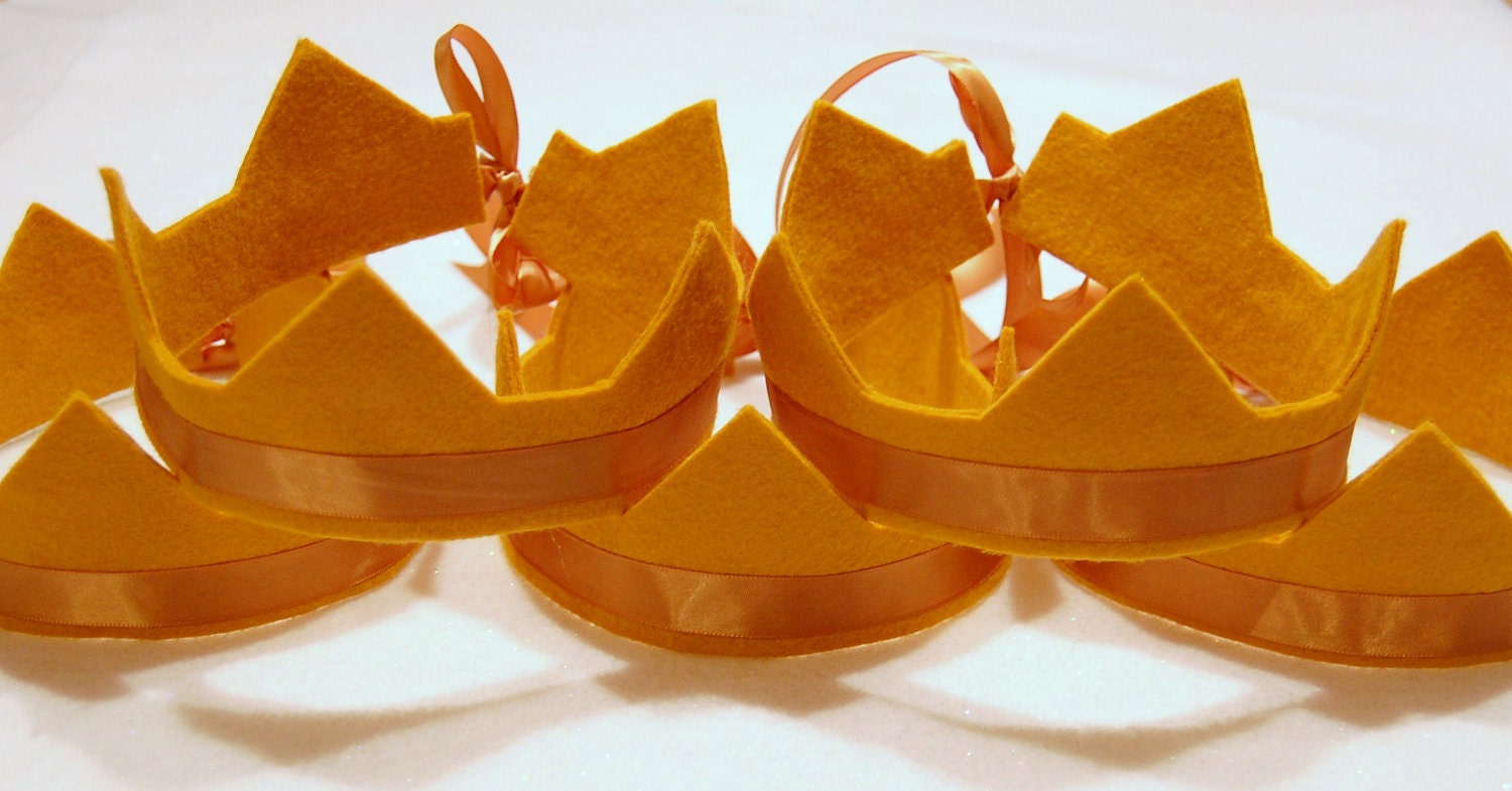 20% wool blend arwen circlet crown with adjustable ribbon tie. available in 10 felt colors. pretend, play, party.