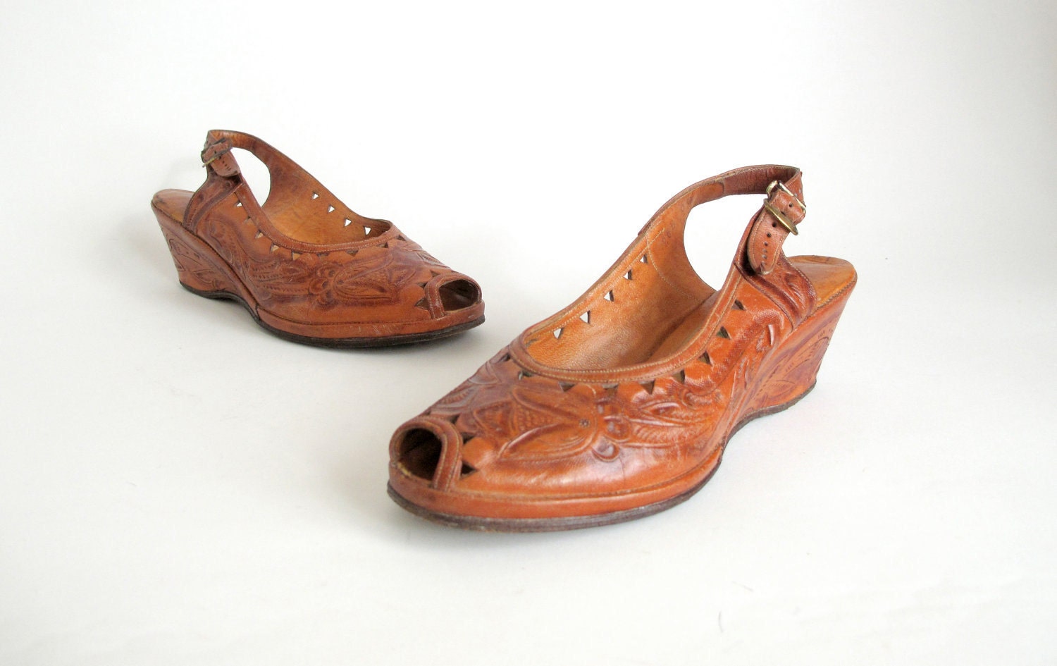 Vintage 1950s Shoes : Tooled Leather Peep Toe Wedge Sandals