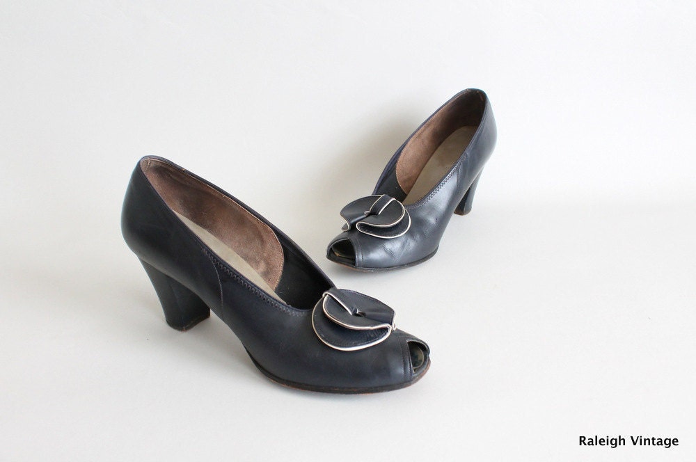 Vintage 1940s Shoes : 40s 50s Navy Peep Toe Pumps