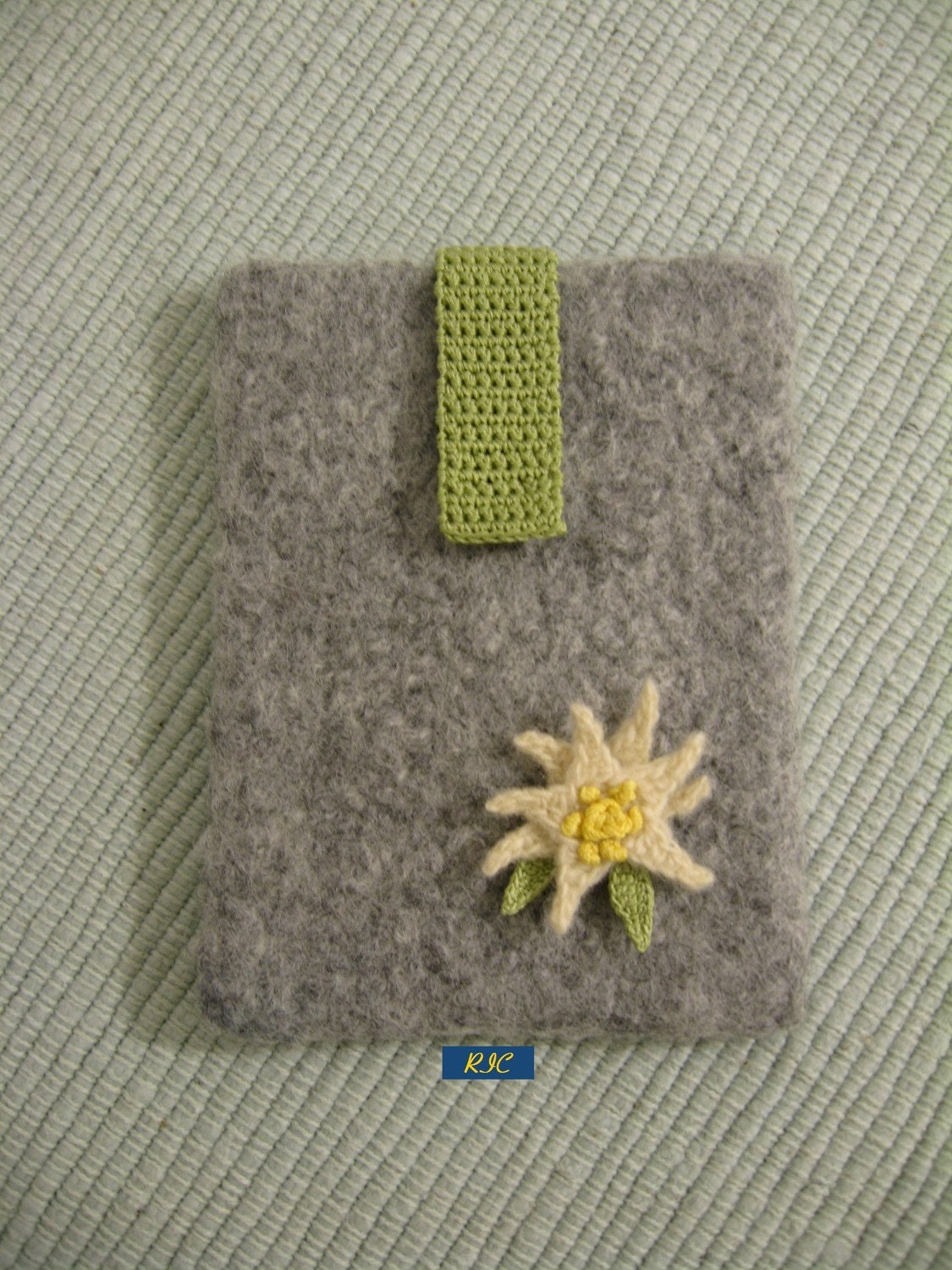 IPhone case - IPod CASE - Cell phone  case - women - felt - gray - edelweiss - ready to ship - Étui en feutre IPhone - edelweiss