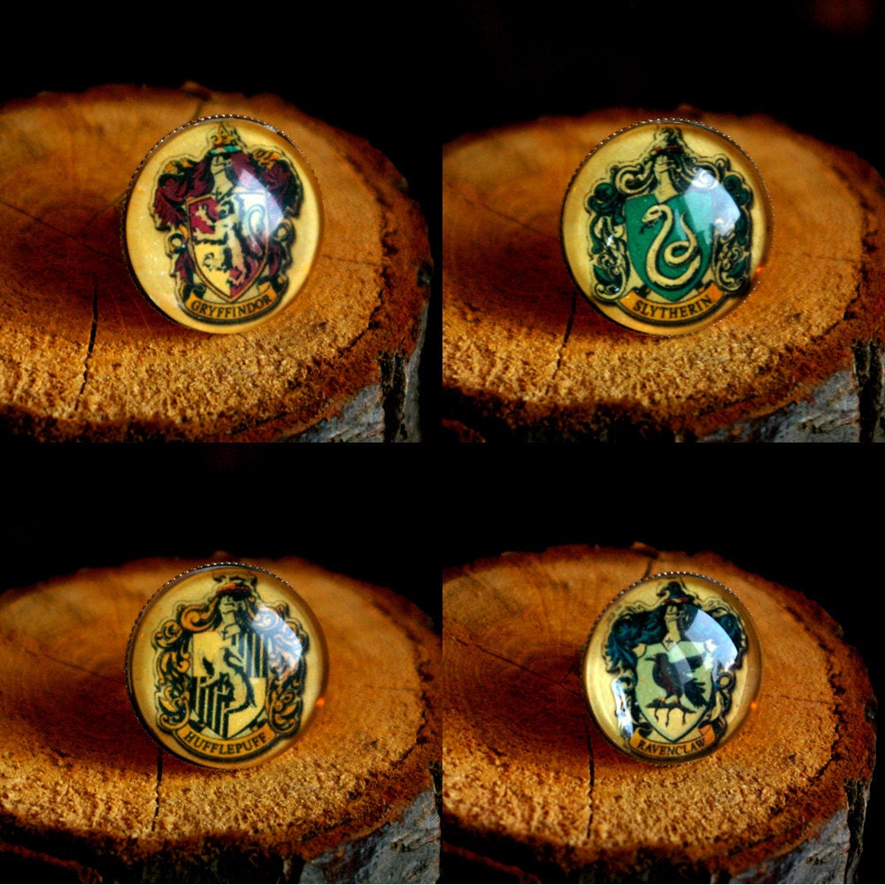Harry Potter - Hogwarts houses vintage style ring