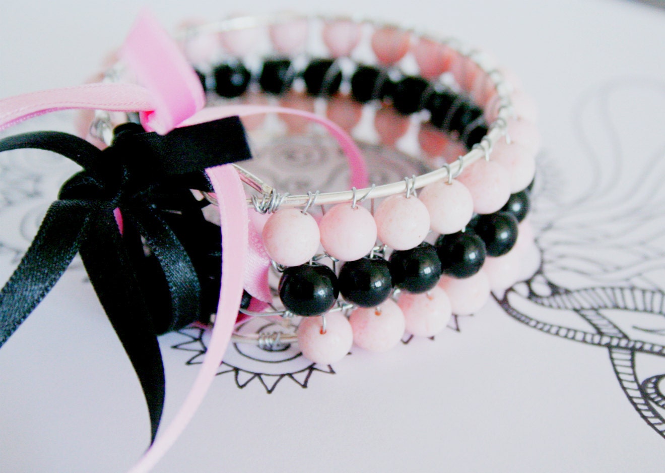Pretty in Pink Bracelet. Pink and Black wire wrapped cuff. Brazalete en negro y rosa
