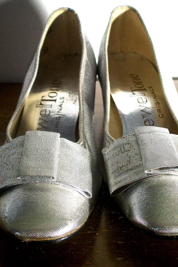 Vintage 1950s Shiny Silver Shoes Size 6.5B