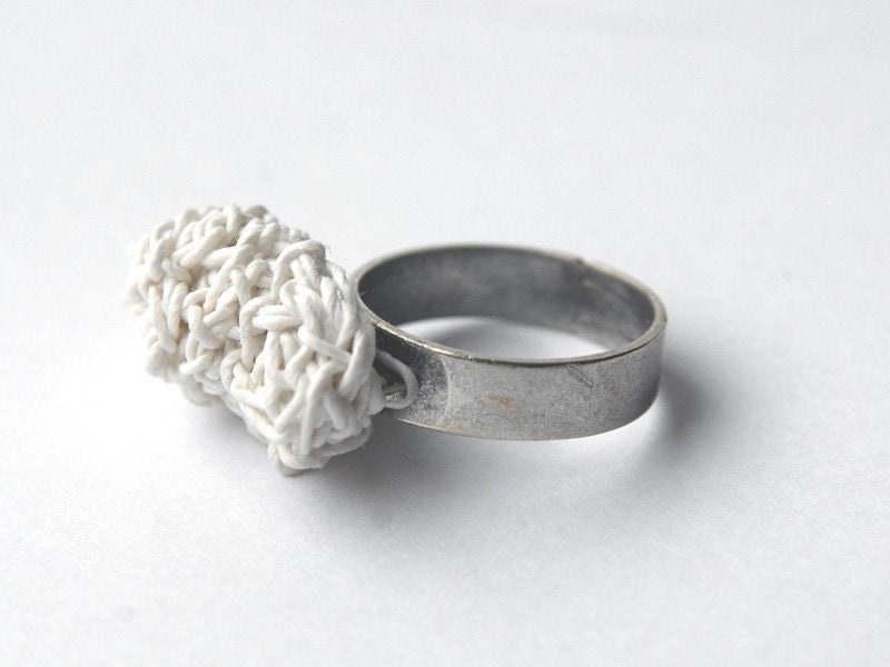 White Paper Yarn Ring on old-silver base