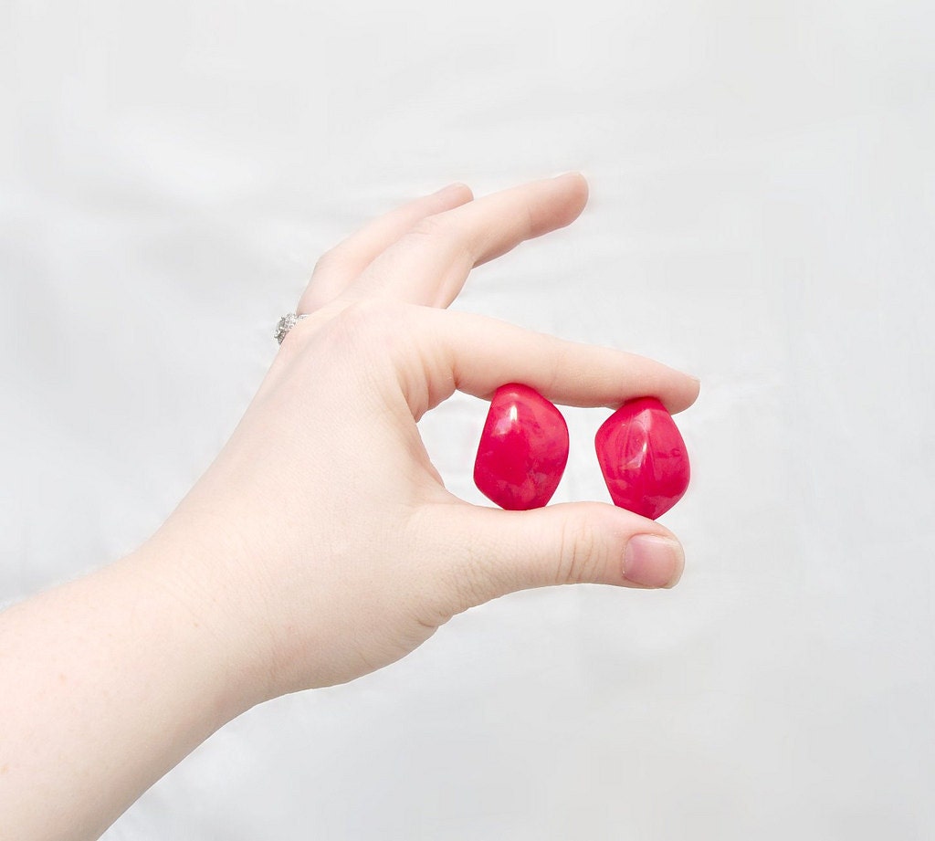 Retro '80s Plastic Geometric Earrings in Red