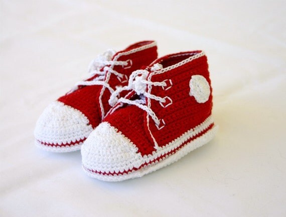 Newborn baby sneakers red white crocheted infant shower gift 0-3 month