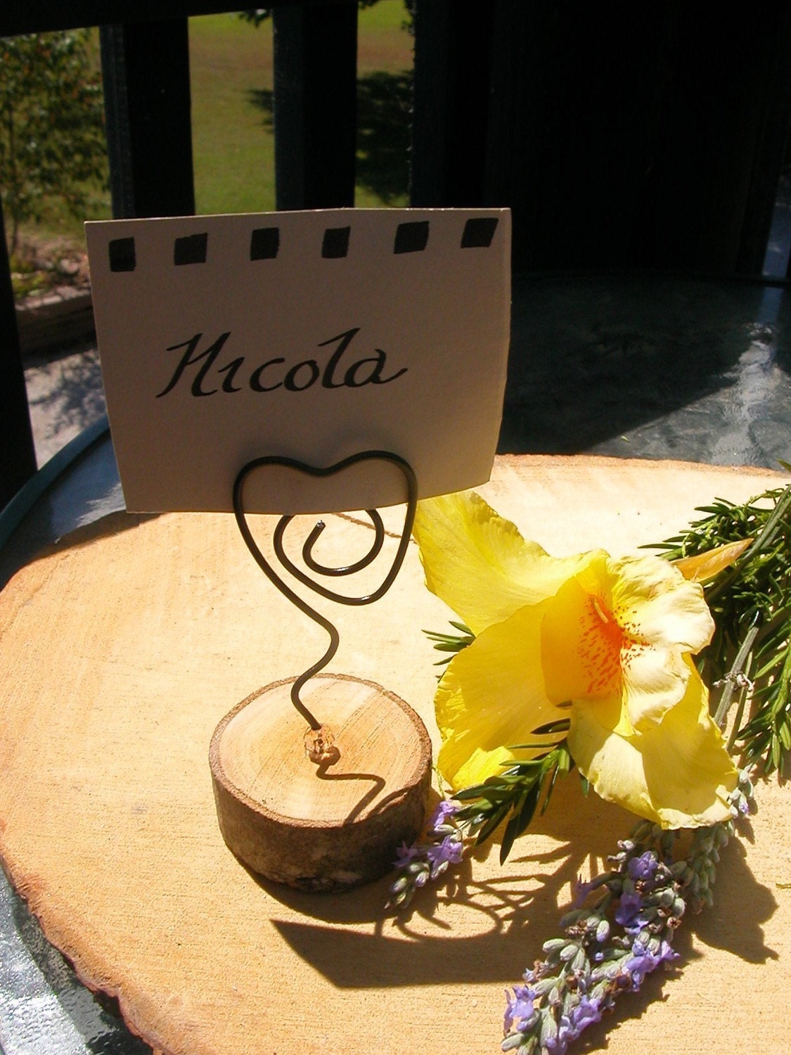25 Table/Place/Name Card Wire Holders/Valentine (Rustic Small Queen of Hearts Earthed in Wood )