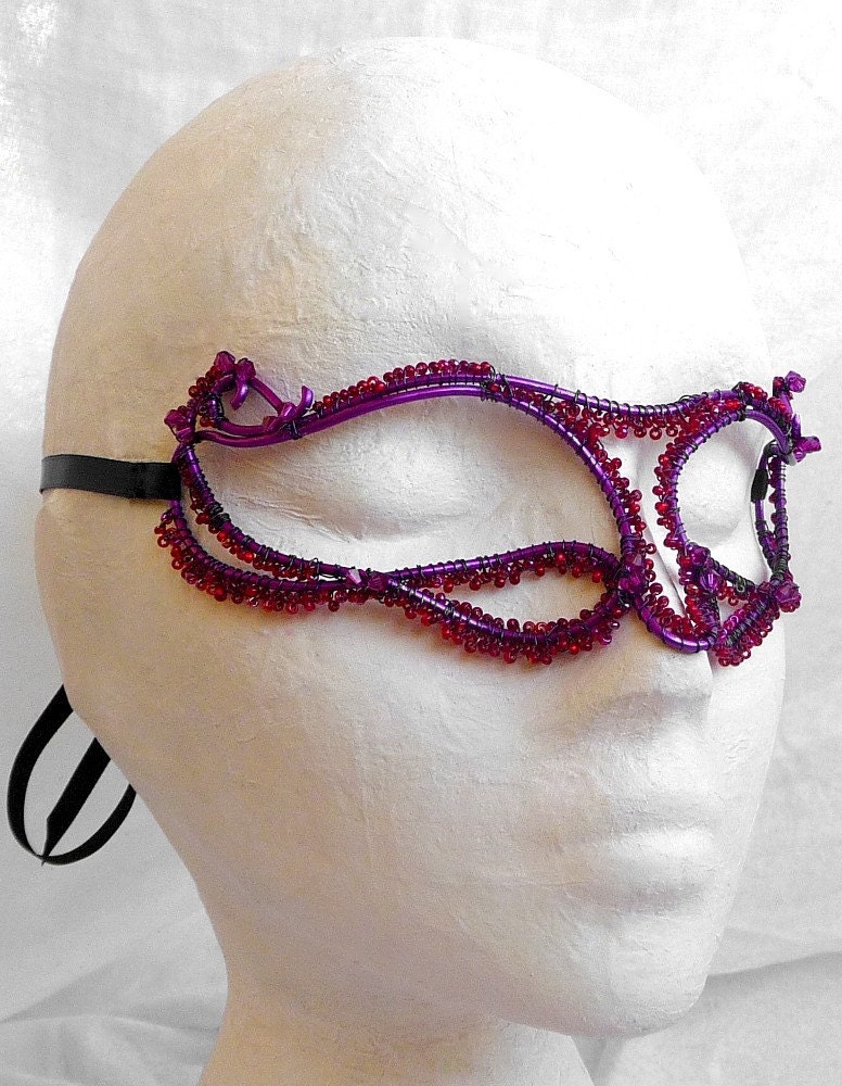 Purple wire masquerade mask  'Chantilly'