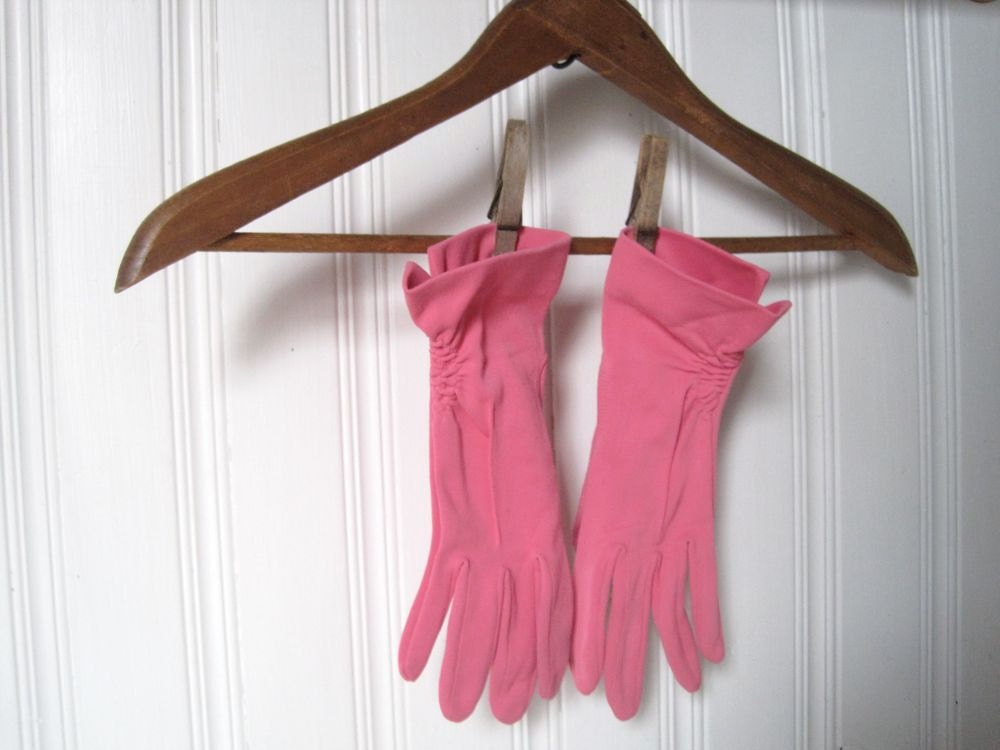 Bubblegum Pink Nylon Gloves - Ladies Vintage Church Gloves - Size 6-7