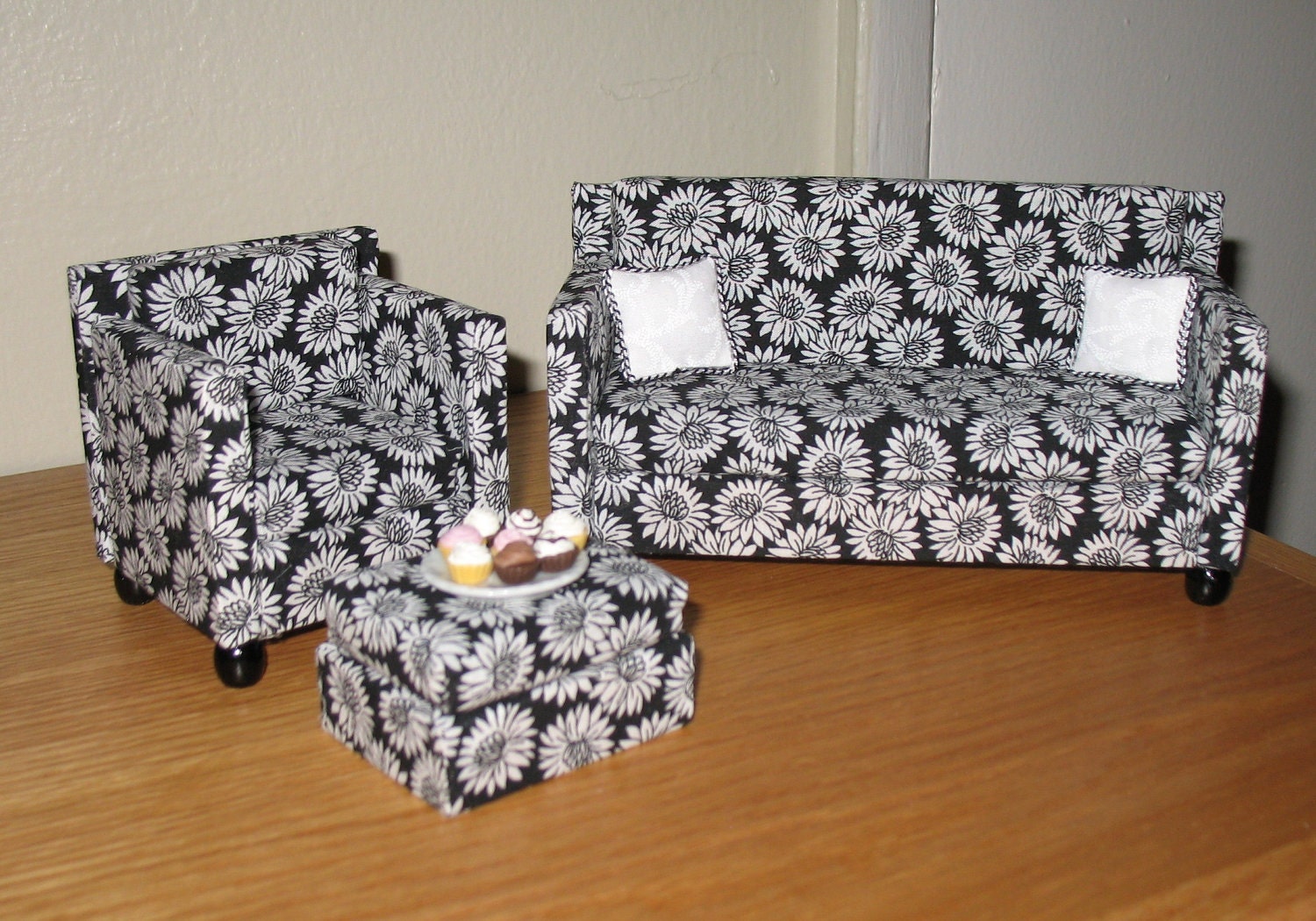 1:12 Dollhouse Miniature Sofa, Chair & Ottoman