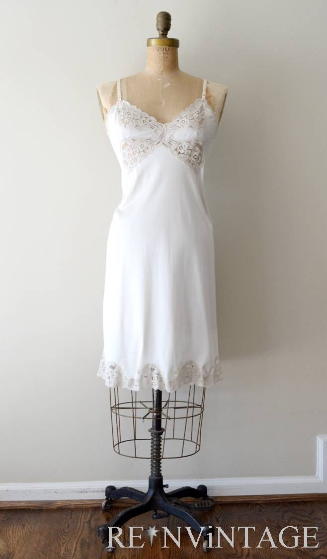 vintage full slip : antique ivory beige lace dress slip by Vanity Fair