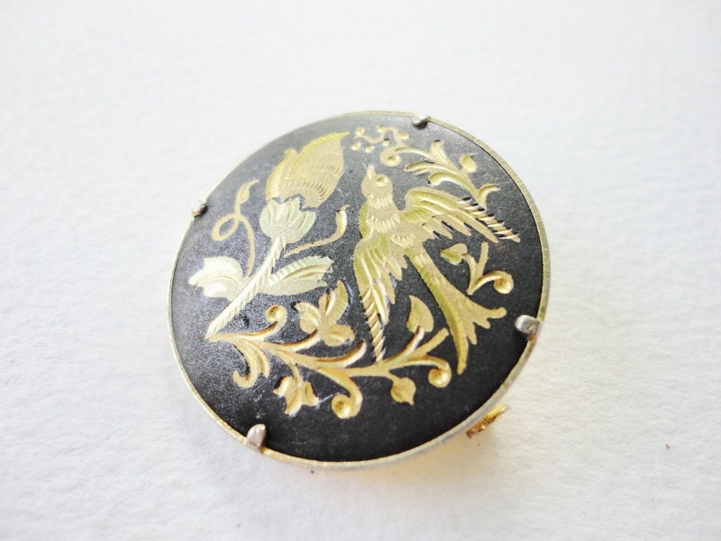 vintage round damascene pin brooch black and gold by LorenzoMele