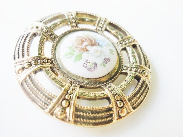 very elegant vintage round ornated goldtone brooch with flowers caboshon