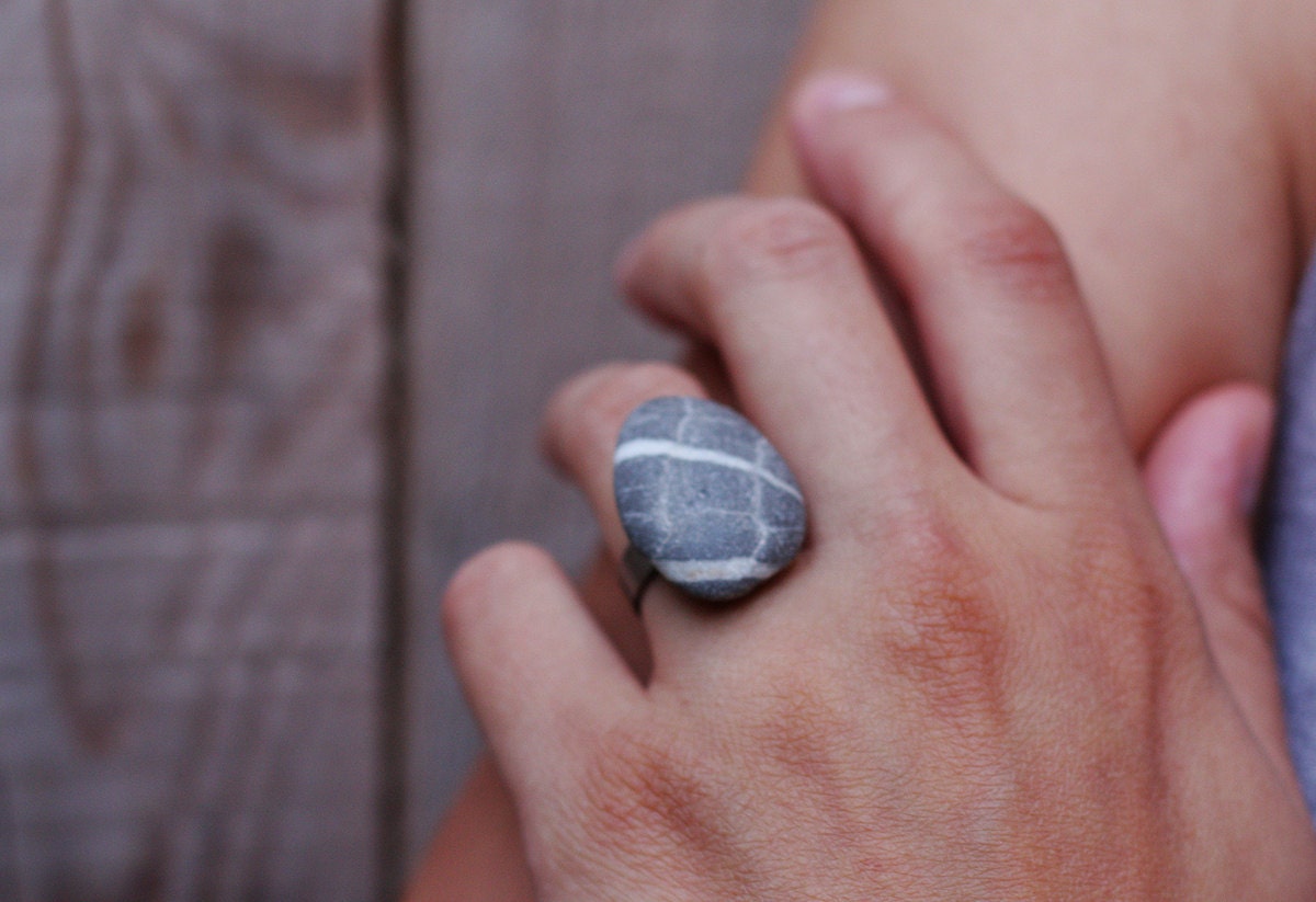 Pebble adjustable ring