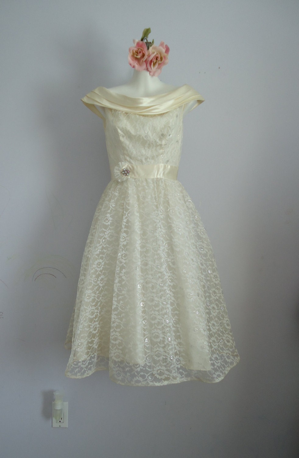 Vintage 1950s Cream and Silver Lace Mad Men Boat Neck Party Prom Wedding Formal Semi Formal Dress