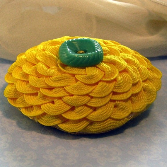 Broche chrysanthème jaune avec une touche Vintage verte