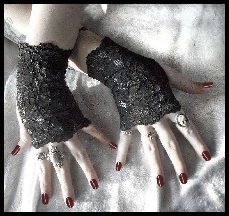 Elspeth Lace Fingerless Glove Mittens - Black Floral Fishnet - Gothic Vampire Lolita Wedding Fetish Belly Dance Goth Bohemian Bridal Alencon