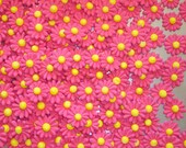 LOT of 100 Royal Icing daisies for Cake Decorating   Sugar Flowers