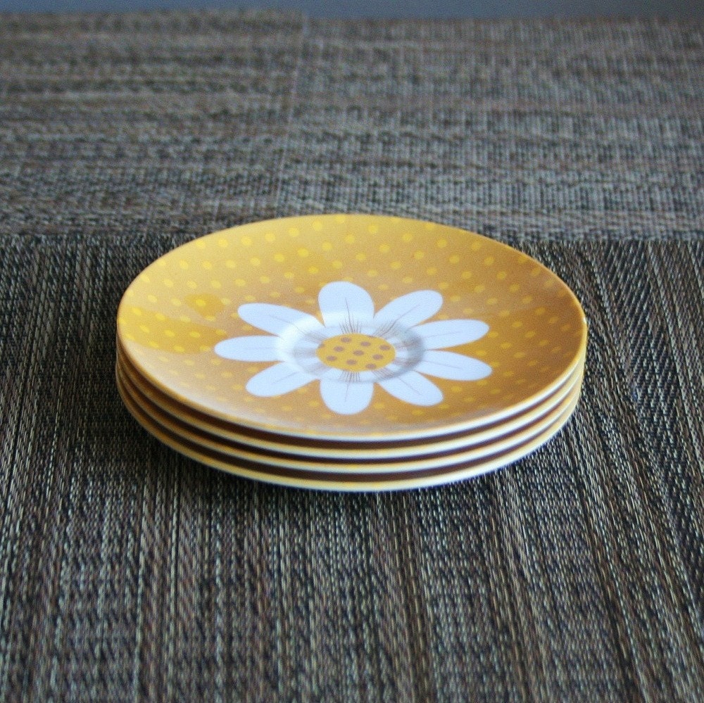 Set of 4 Retro Daisy Plastic Melmac Saucers